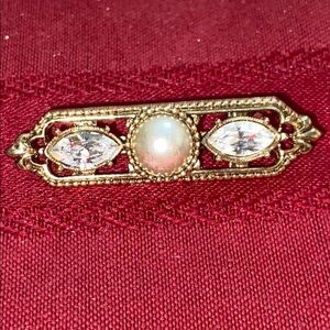 Vintage 80s Victorian 1928 Jewelry Co Ornate Bar Gold Tone & Faux Pearl Broach